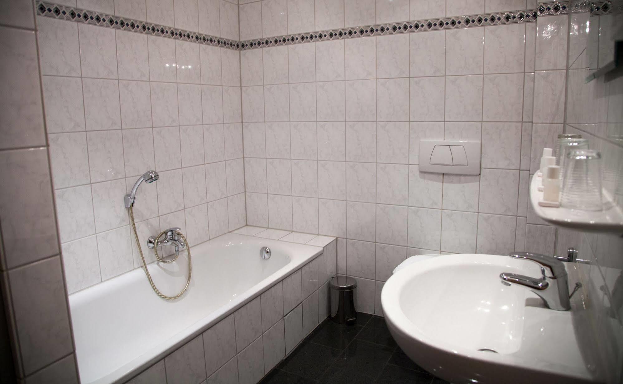Hotel Atlantis Ramstein-Miesenbach Dış mekan fotoğraf